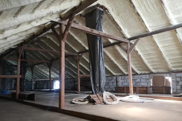 Ocieplenie pianką PUR kurnika - Płoty